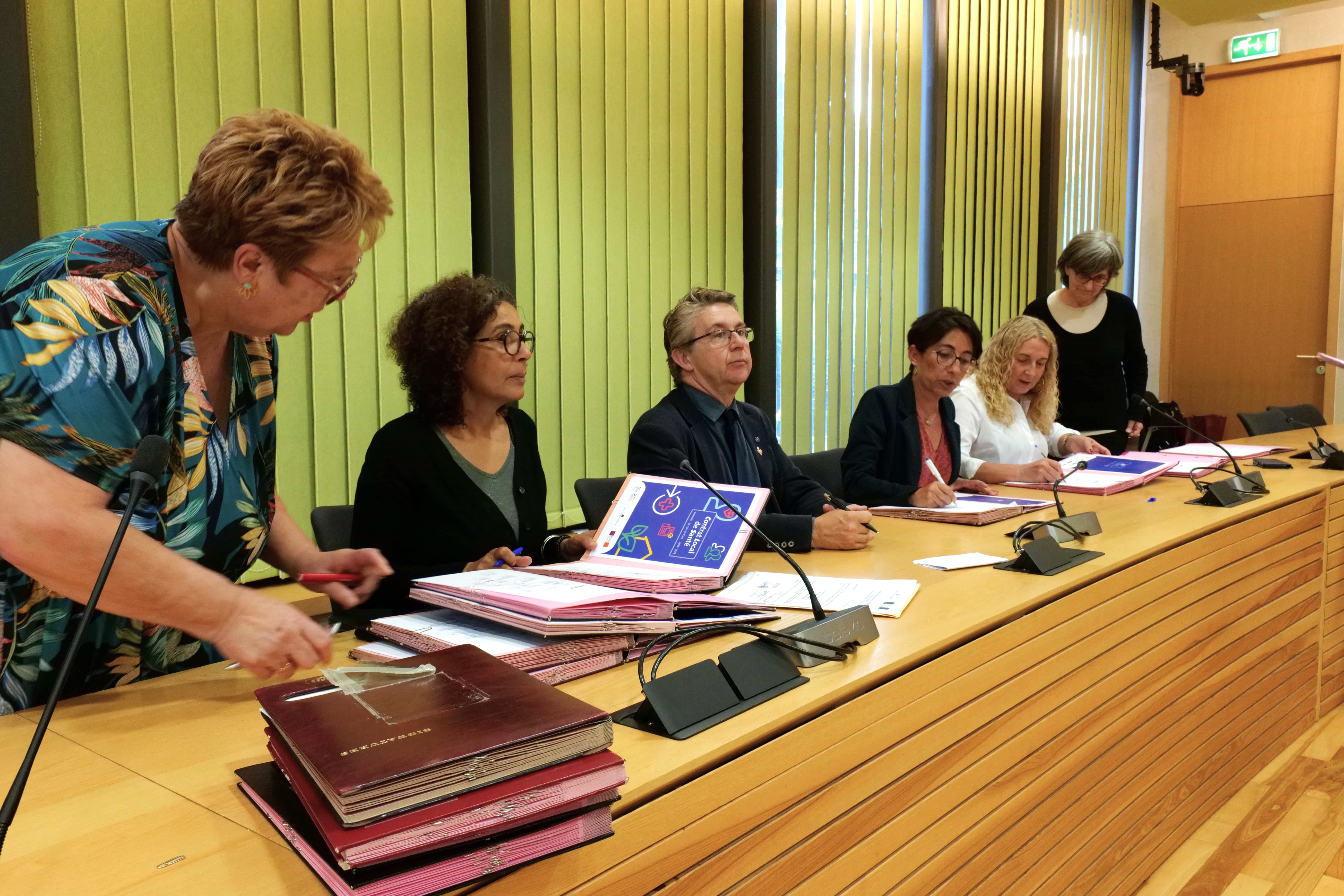 Sylvette Rochas, vice présidente du CCAS, Salima Djidel Brunat, Vice Présidente à la santé et stratégie alimentaire Grenoble Alpes Metropole, Christophe Ferrari, maire de Pont-de-Claix, Amandine Demore, maire d'Echirolles, Annie Pourtier, vice présidente en charge de la santé au Département, et Véronique Bourrachot, directrice du CHUAI