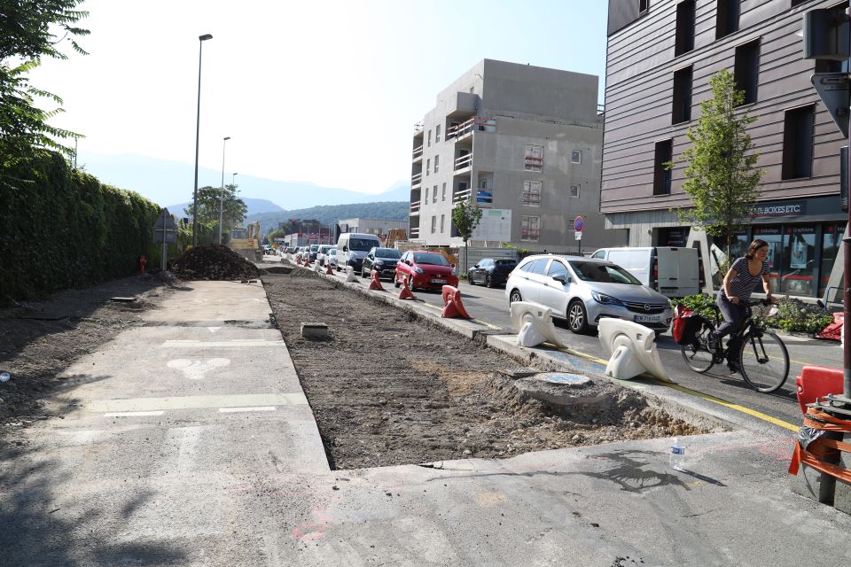 A compter de cet automne, cette cycliste pourra utiliser la prolongation de la Chronovélo 3 pour circuler en toute sécurité sur l'avenue Auguste-Ferrier.
