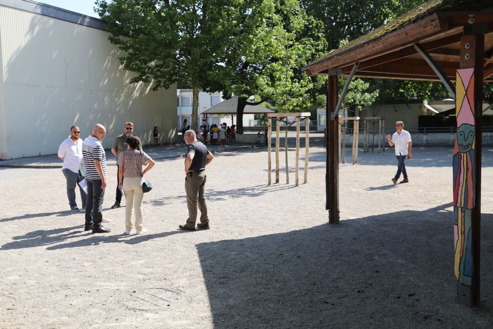 Les travaux côté cour, avec la désimperméabilisation et la plantation d'une partie de la cour, et côté classe, avec la création d'une salle, à l'élémentaire Marcel-Cachin B. 