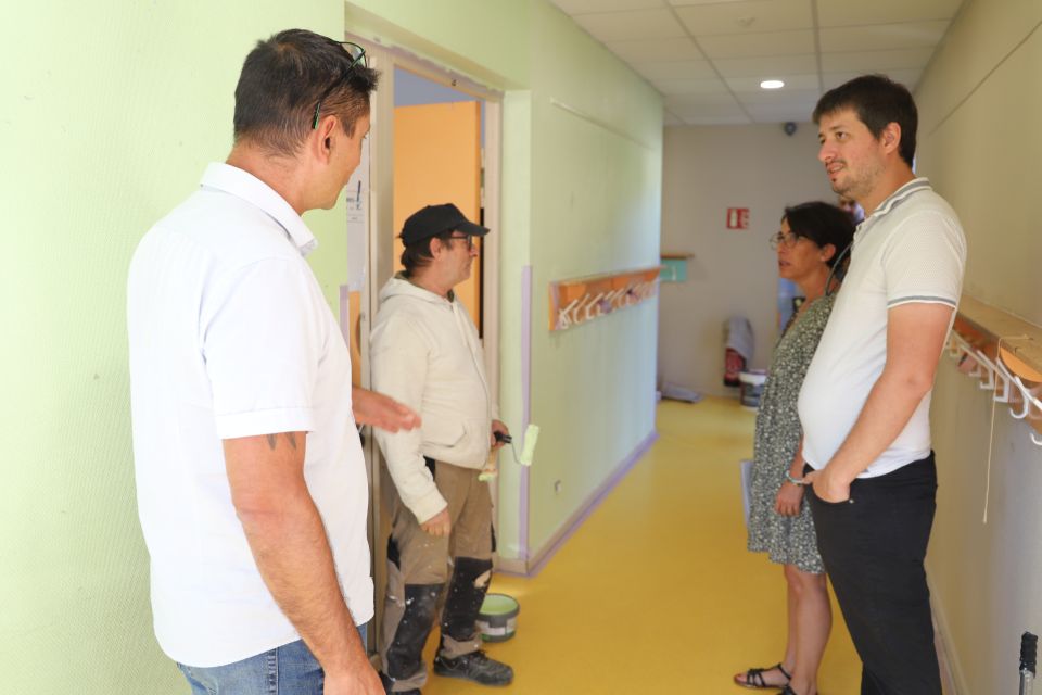 La maire Amandine Demore et l'adjoint aux finances Aurélien Farge ont fait le tour des écoles de la ville, ici Françoise-Dolto pour se rendre compte des travaux engagés cet été.