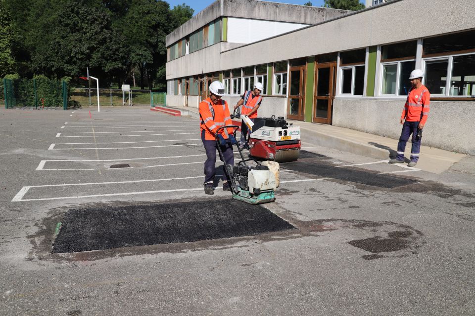 Le chantiers de remplacement des menuiseries s'est poursuivi à la maternelle Jean-Moulin, tandis que les ouvriers s'affairaient dans la cour pour boucher les trous dans le bitume.