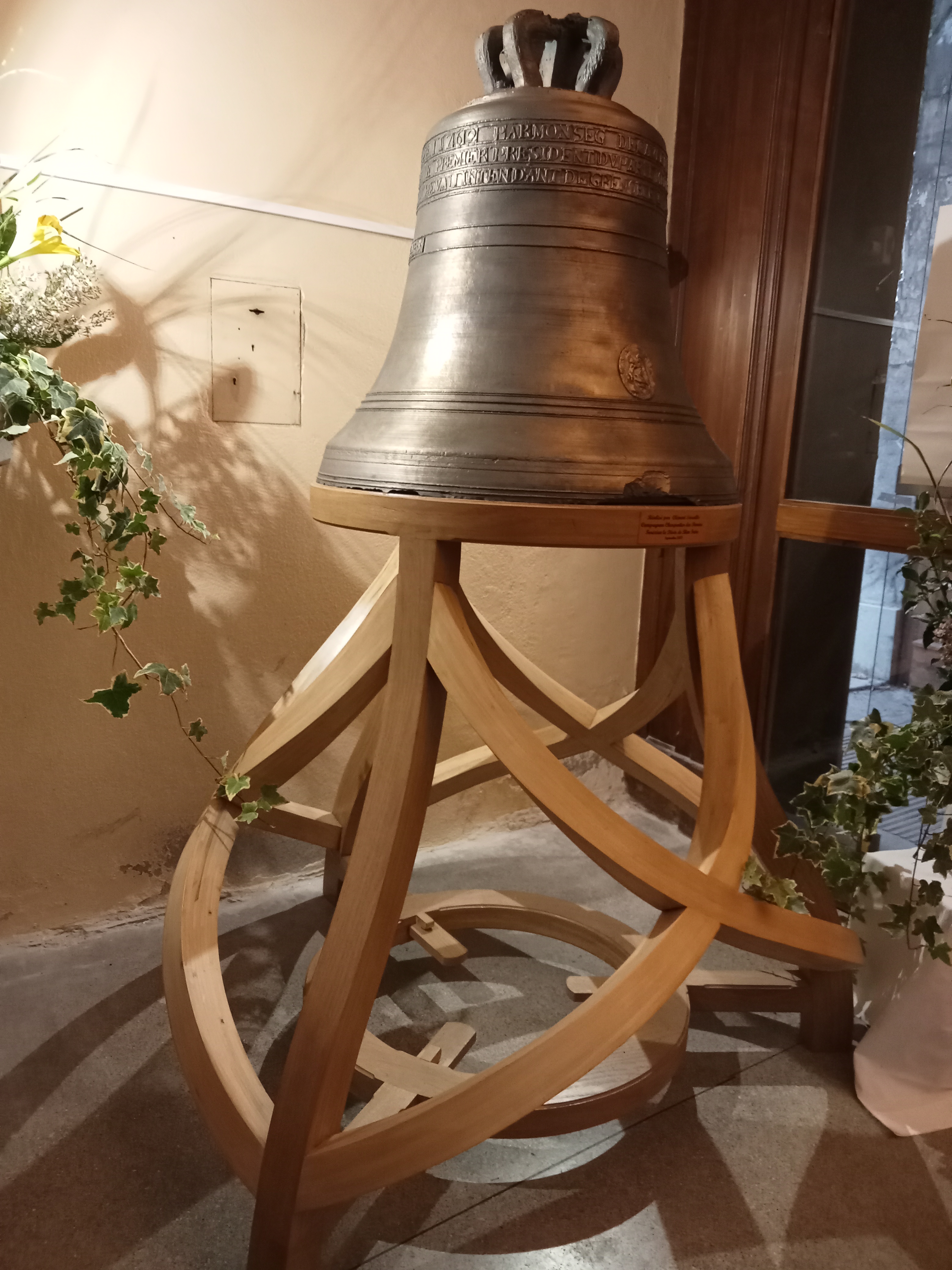 Journées du patrimoine : Entre mémoire et histoire La cloche de l'église Saint-Jacques a trouvé un magnifique promontoire, fabriqué par les Compagnons du Tour de France, lors de ces Journées du patrimoine.