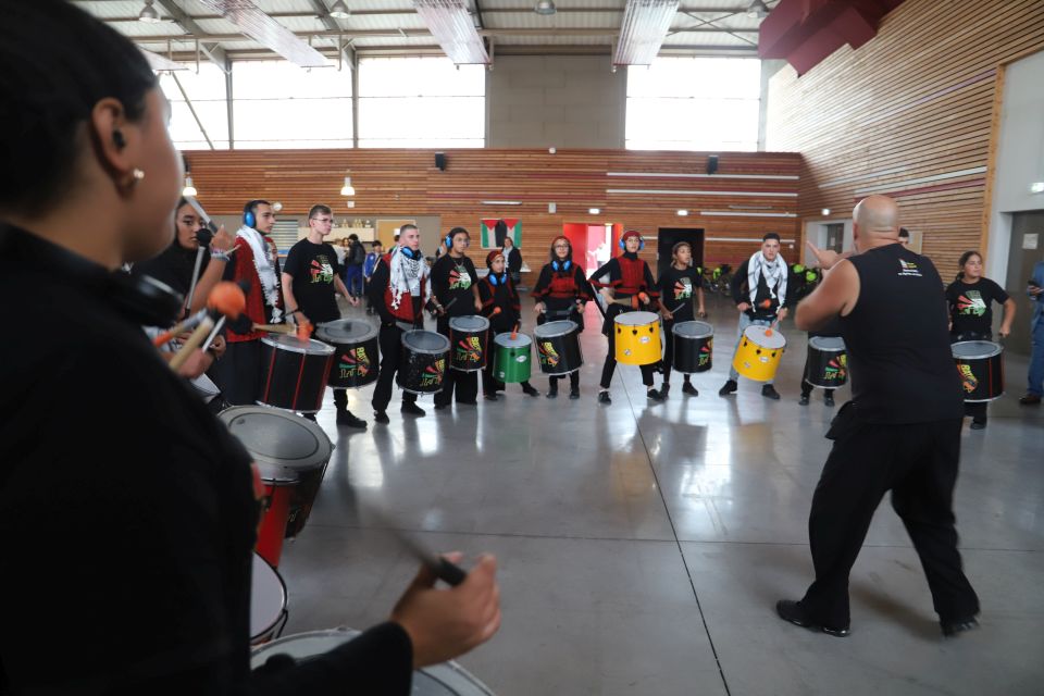 Askar a dansé pour la Paix La salle des fêtes a été le théâtre d'une belle rencontre entre les musiciens de la BatukaVI et les danseurs de palestiniens de Mashaal.