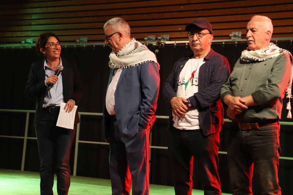 Askar a dansé pour la Paix La maire Amandine Demore, Amjar Rfaie, directeur du centre d'Askar, Zaïm Bouhafs, adjoint aux projets jeunes à l’international et à la coopération avec le camp d'Askar, de gauche à droite, avec un autre responsable du camp, ont uni leurs voix pour appeler à la Paix.