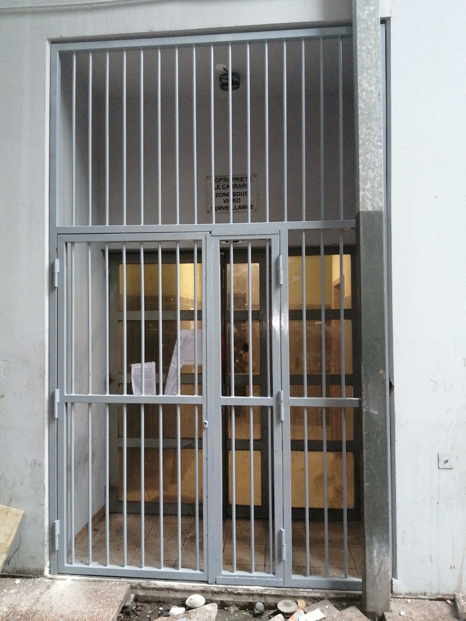 L'entrée du Carrare est désormais fermée Photo de l'entrée de l'immeuble du Carrare avec une grille devant