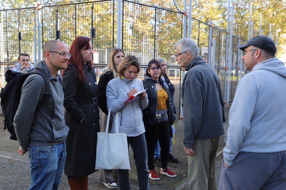 Village Sud : La GUP en marche Accompagné-es de tecnicien-nes de la Ville et de la SDH, et d'élu de la Ville, ici la conseillère municipale, Elise Amaïri, les habitant-es peuvent faire part de leurs expertise du quartier et de leurs doléance lors des visites organisées dans le cadre de la GUP.