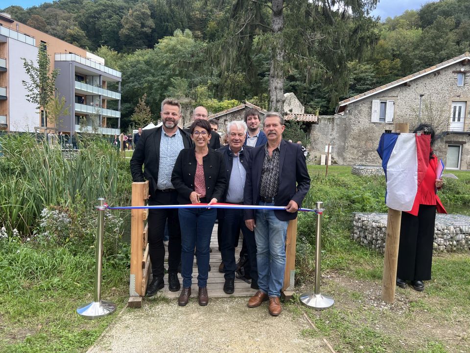 Parc des Templiers : Un nouvel écrin de verdure à Echirolles La maire, Amandine Demore, a découpé le traditionnel ruban inaugural, entourée du premier adjoint Pierre Labriet, du conseiller municipal Renzo Sulli et de l'adjoint aux transitions et à l'environnement durable, Daniel Bessiron.