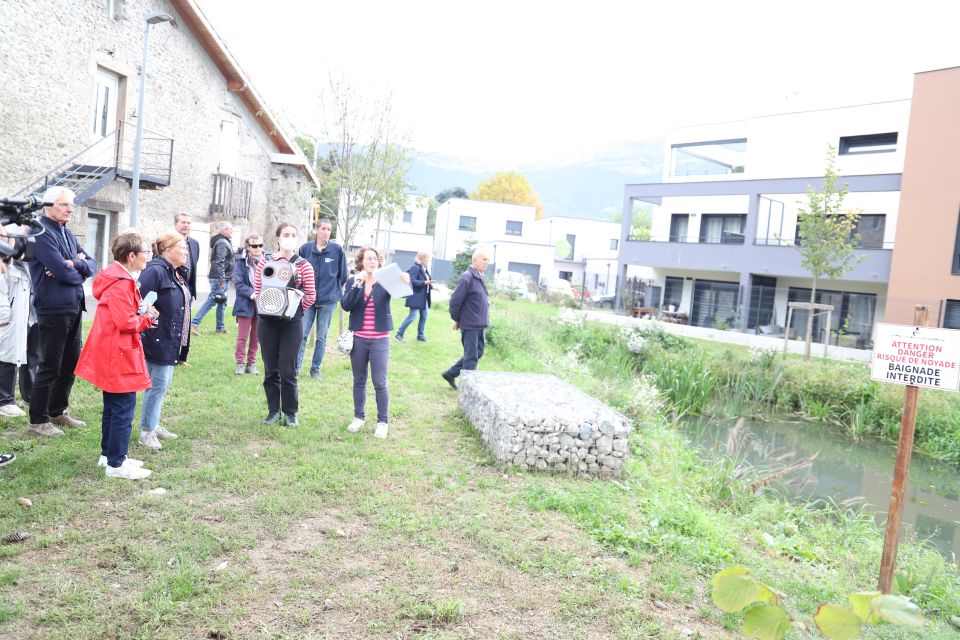 Parc des Templiers : Un nouvel écrin de verdure à Echirolles Les agentes de la Ville ont fait visite le parc et le corridor biologique aux habitant-es présent-es lors de son inauguration. Une visite commentée, et des précisions, très appréciées.