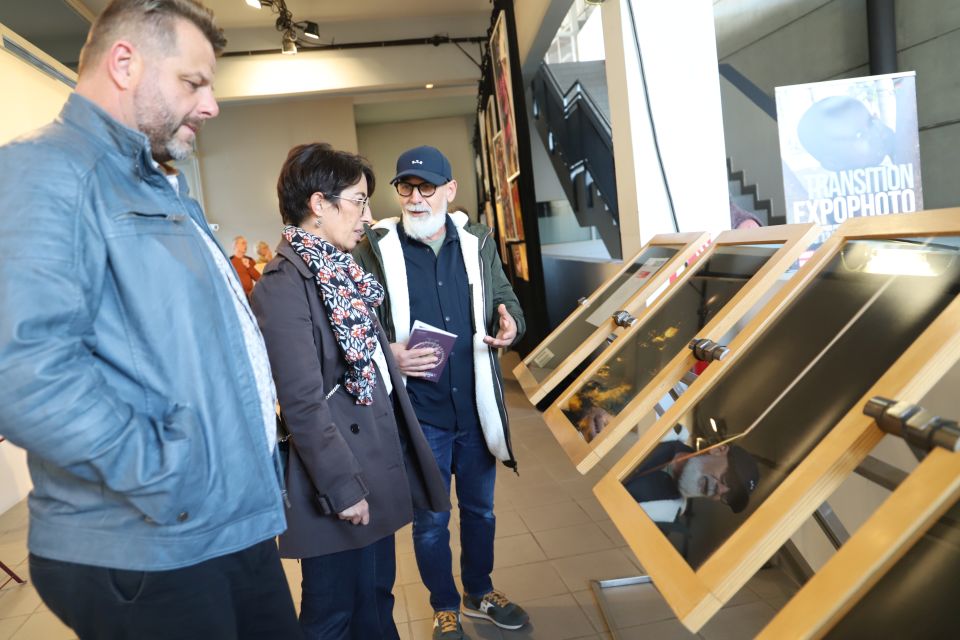 Expo Photos : Un Reg'Arts en transition Le premier adjoint Pierre Labriet et la maire Amandine Demore ont découvert avec plaisir l'exposition organisée par Reg'Arts ce vendredi, ici les clichés de Jean-Claude Partouche.