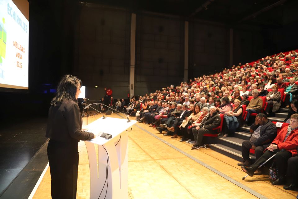 Voeux à la population : Echirolles en lumière Plus de 600 personnes – habitant-es, élu-es et partenaires –, sont venu-es à La Rampe, ce dimanche matin, pour assister à cette belle cérémonie des vœux à la population.