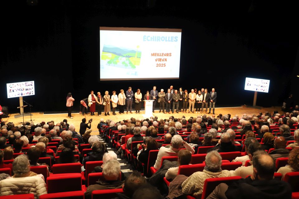 Voeux à la population : Echirolles en lumière Après avoir apprécié les animations avec le public, c'est face à la salle et entourée de son équipe municipale, que la maire Amandine Demore a dressé le bilan de l'année 2024, avant de de projeter sur 2025.