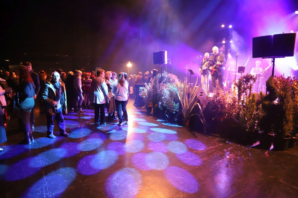 Voeux à la population : Echirolles en lumière La cérémonie achevée, c'est en musique, au son des Rock's Mitaine, et devant un bon buffet que s'est achevée la matinée. Un beau résumé de la La convivialité à l'échirolloise.
