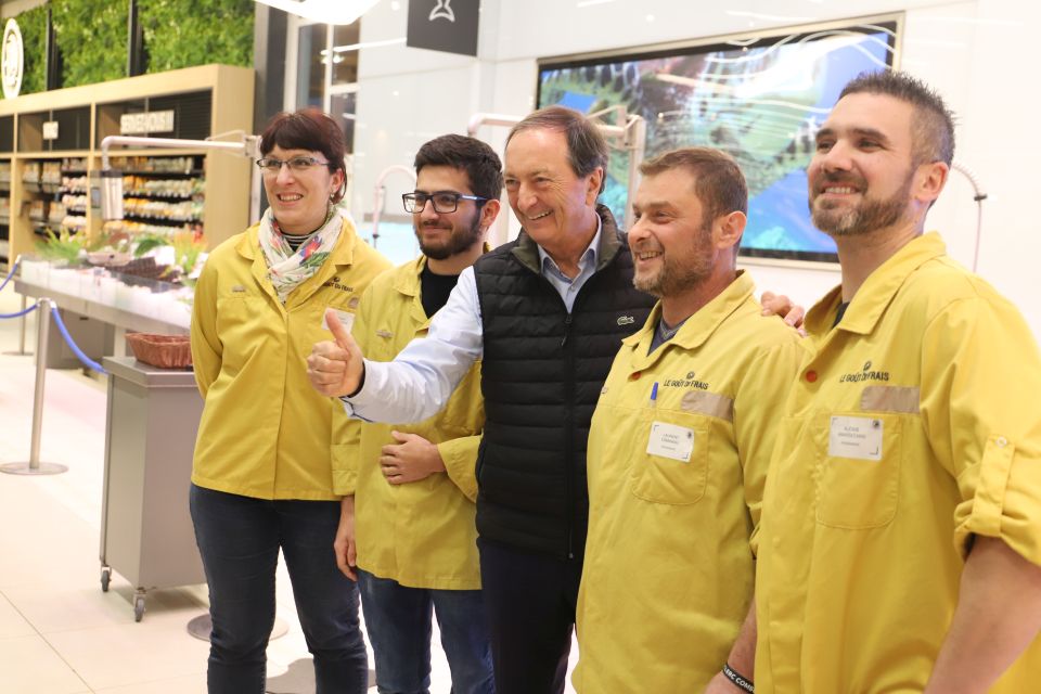 Leclerc Comboire a fait peau neuve Michel-Edouard Leclerc, de retour à Échirolles après 38 ans, n'a pas boudé son plaisir de découvrir un magasin transformé, en déambulant dans les allées et en posant avec les équipes, ici celle de la poissonnerie.