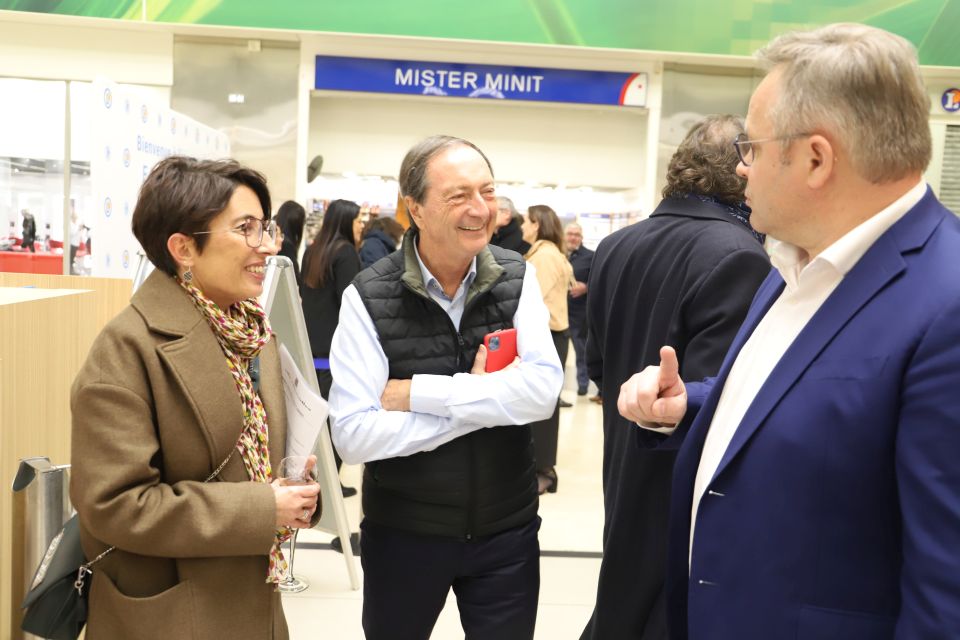 Leclerc Comboire a fait peau neuve La maire Amandine Demore était aux côtés de Michel-Edouard Leclerc et d'Olivier Trichet, gérant du magasin Leclerc Comboire avec son épouse Catherine depuis sept ans, pour son inauguration.