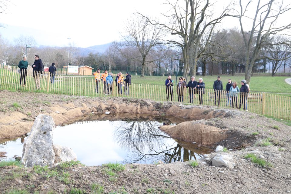 Visite de chantiers : Comme un air de printemps... La mare a été construite à proximité des terrains de tennis, et des futurs jardins collectifs des Granges. Elle permettra notamment d'offrir un accès à l'eau pour la faune l'été, un espace refuge pour de nouvelles espèces et un support pédagogique pour les plus jeunes.