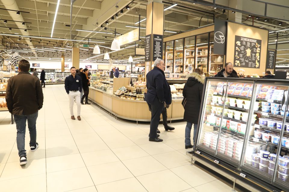 Leclerc Comboire a fait peau neuve Des allées plus aérées, lumineuses, des gondoles plus basses et accessibles, un espace marché pour valoriser les métiers et savoir-faire des équipes... Le nouvel aménagement propose un accueil plus moderne et agréable.
