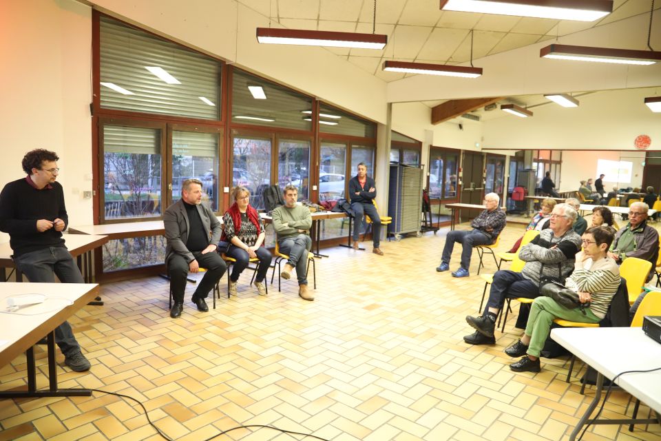 Budget participatif des Granges : Top départ ! Les élu-es – le premier adjoint Pierre Labriet, et les conseiller municipaux Sandrine Yahiel et Laurent Vanplin, de gauche à droite, face aux habitant-es –, ont fait le point avec eux sur cette quatrième édition du Budget participatif des Granges.