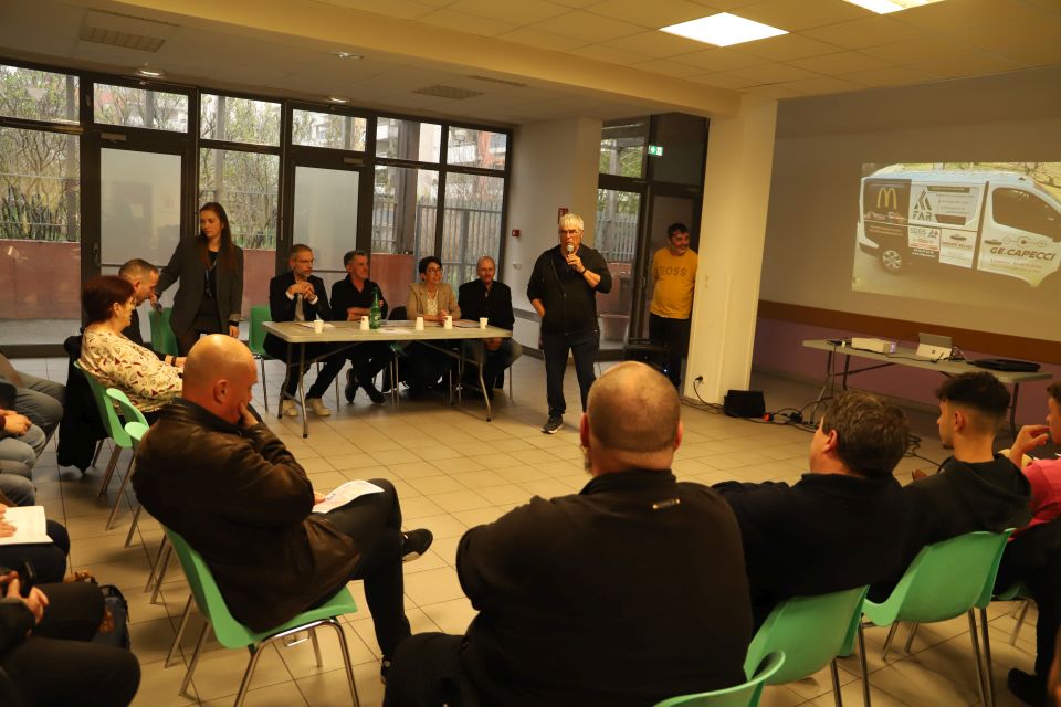 Objectif sport Echirolles : Des actions "payantes" Max Riondet, vice-président d'OSE, micro en main, a présenté les différentes actions mises en place par l'association en faveur de l'inclusion par le sport.