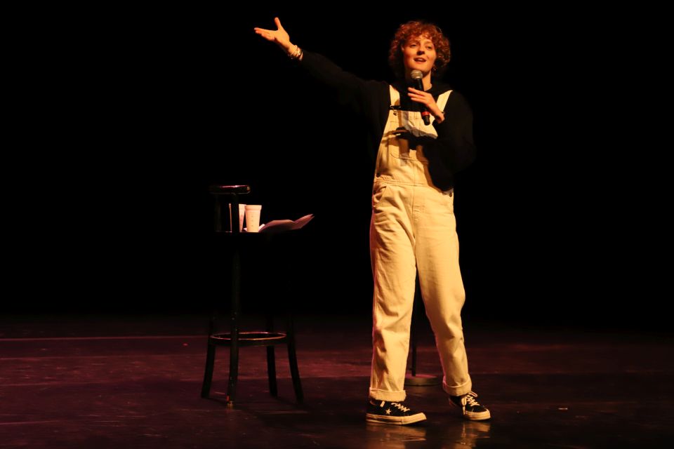 Les slameurs et slameuses du Poétik Klubbing, et les humoristes de stand-up, ici Morgane Berling, ont mis des rires et des mots sur les discriminations vécues, et proposés un spectacle véritablement interactif, qui a emporté le public avec lui ! 