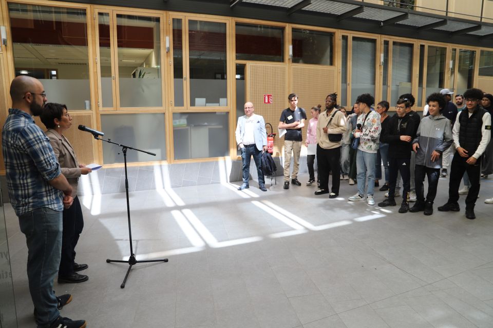 La maire Amandine Demore et le conseiller municipal en charge des projets jeunes Maxime Favier ont accueilli les jeunes, avant de participer aux échanges, au plateau radio notamment pour l'élu.  