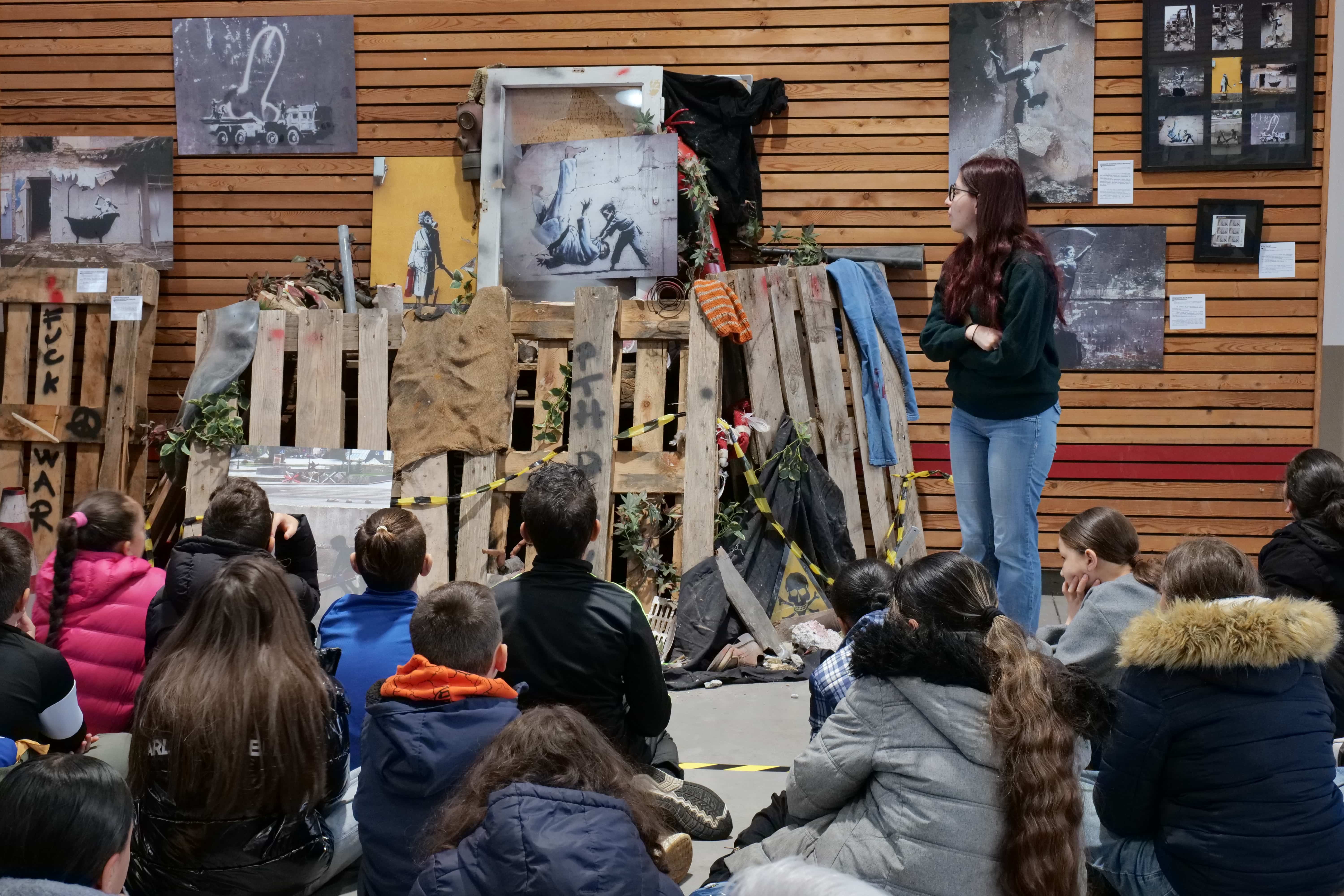 Les écoles d'Échirolles ont eu l'opportunité de visiter l'expo avec des médiateurs culturels de la Banksy Modeste Collection.