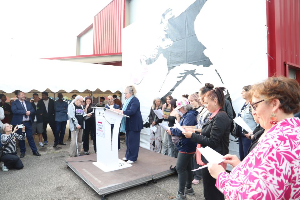 Exposition : Banksy, à l’envie... La maire, Amandine Demore, entourée des ambassadeurs de l'exposition, Andrée Klein et Yassine Zouaoui, et des bénévoles présent-es lors de l'inauguration, ont donné le coup d'envoi de l'exposition Bansky à Échirolles, à la salle des fêtes.