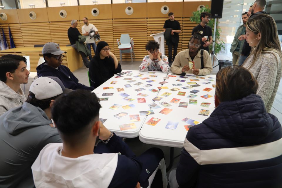 Les jeunes étaient notamment invités à expliquer leur rapport à Échirolles à travers un atelier photo langage, mais aussi d'échanges sur leurs préoccupation et de localisation des structures jeunesse sur le territoire. Une même façon de parler d'eux et de leurs envies...