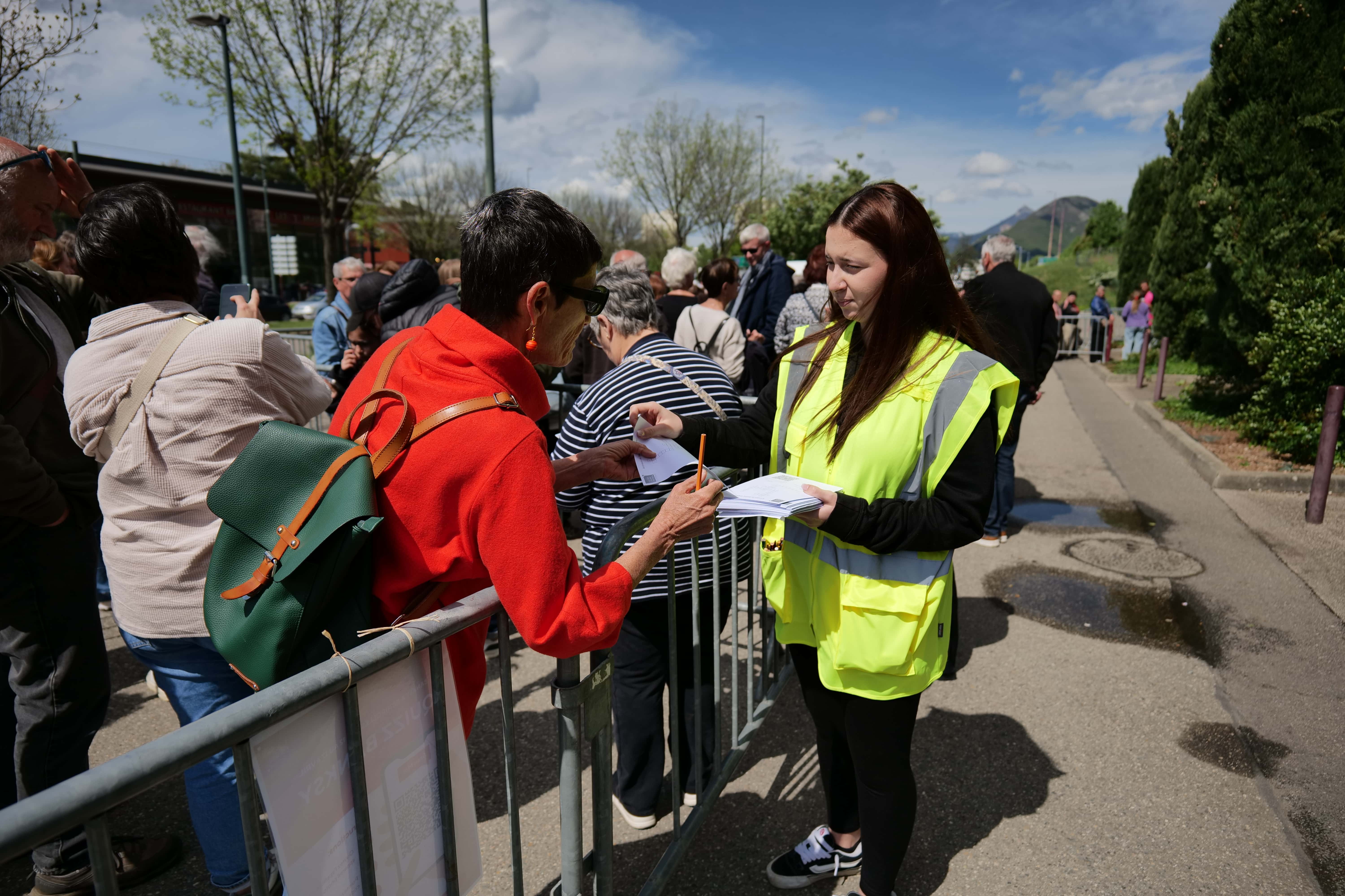 Des jeunes du lycée Louise-Michel animaient la file d'attente avec des quiz créées par eux.