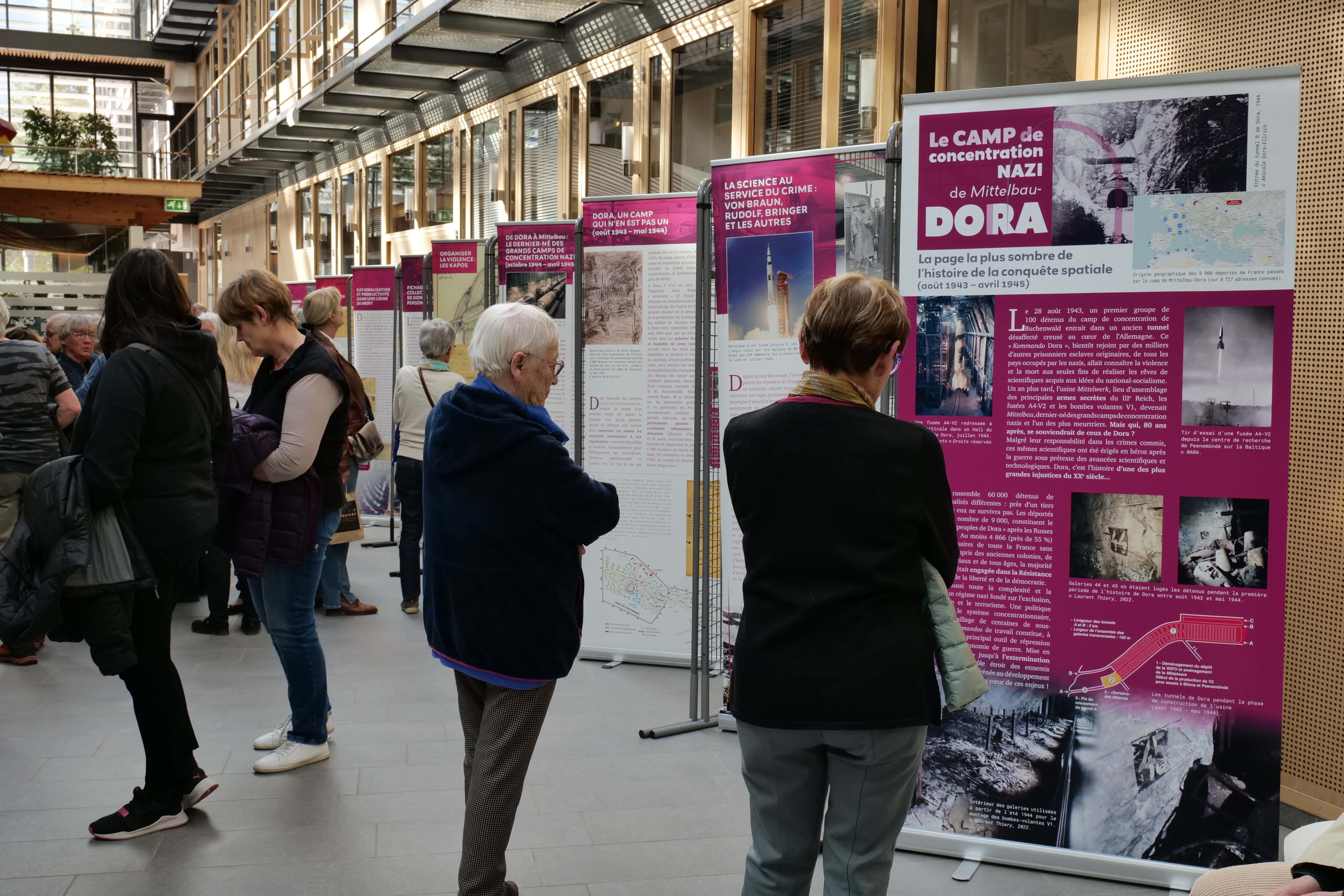 L'exposition explique l'histoire du camp, et trace le portrait de résistants eybinois et échirollois.