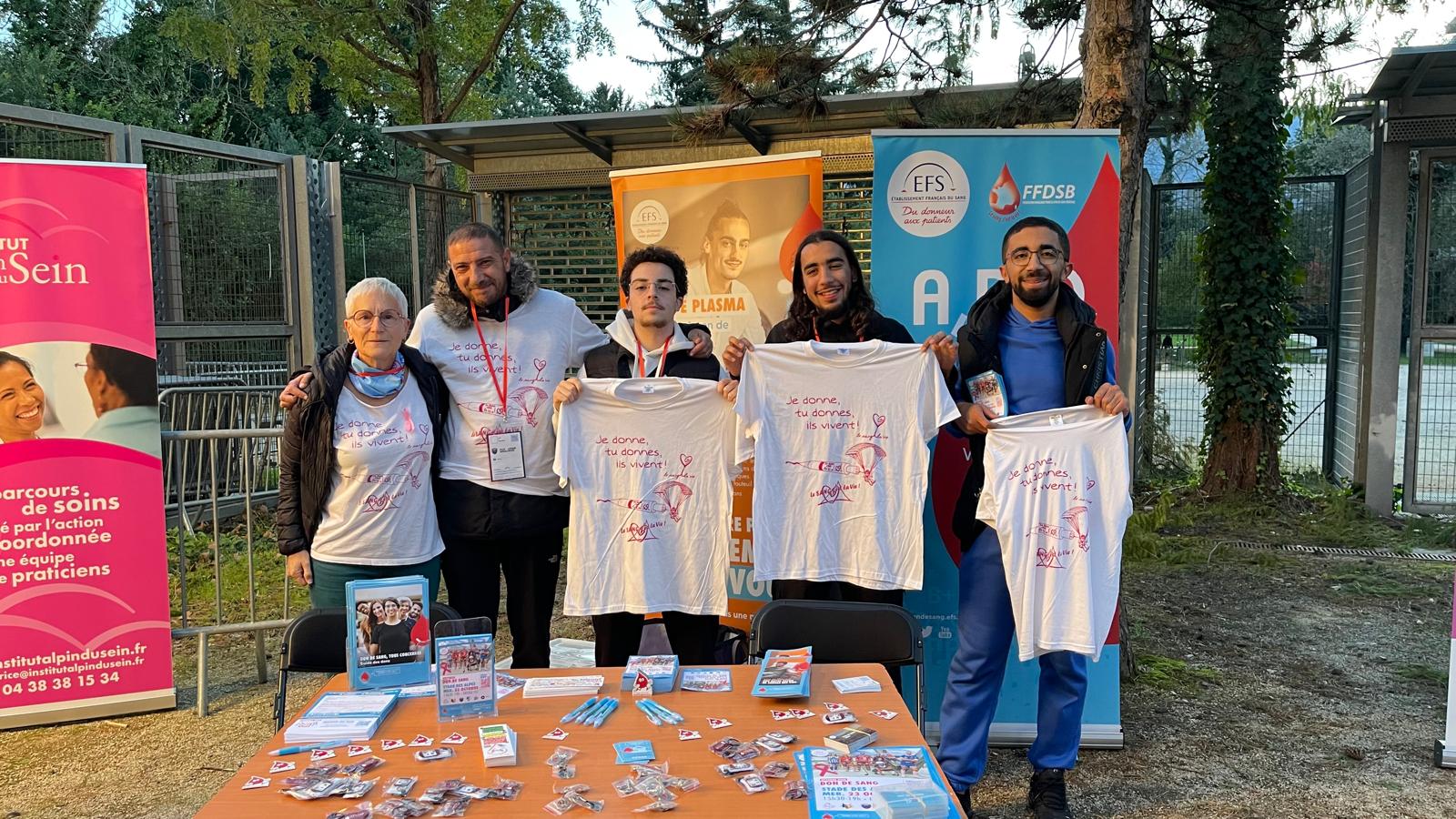 Stands de sensibilisation au don de sang.