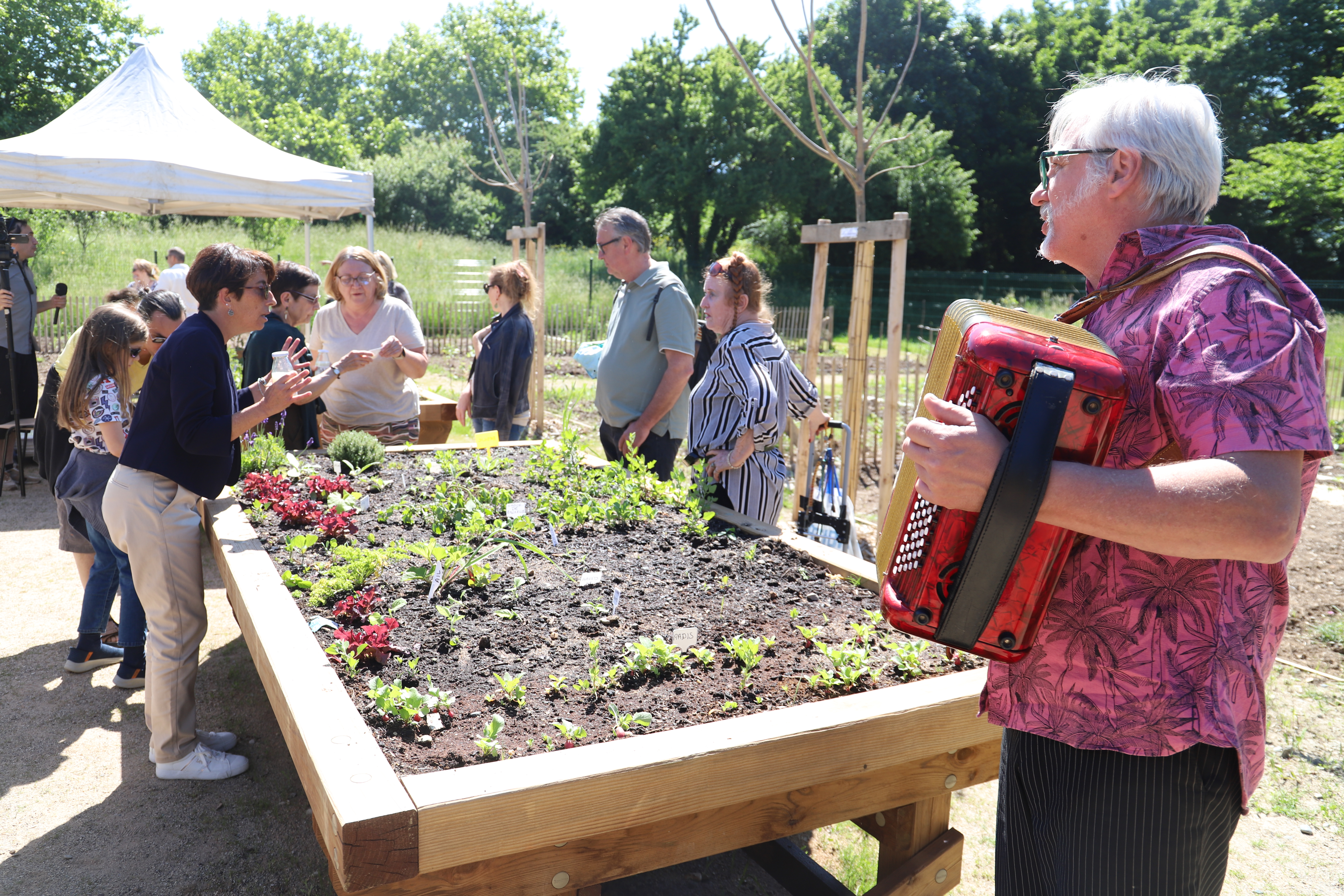 L'inauguration des jardins et de la mare a été l'occasion d'une matinée festive entre atelier de fabrique de potions magiques, balade botanique à la découverte des plantes sauvages du parc Maurice-Thorez et atelier d'écriture.
