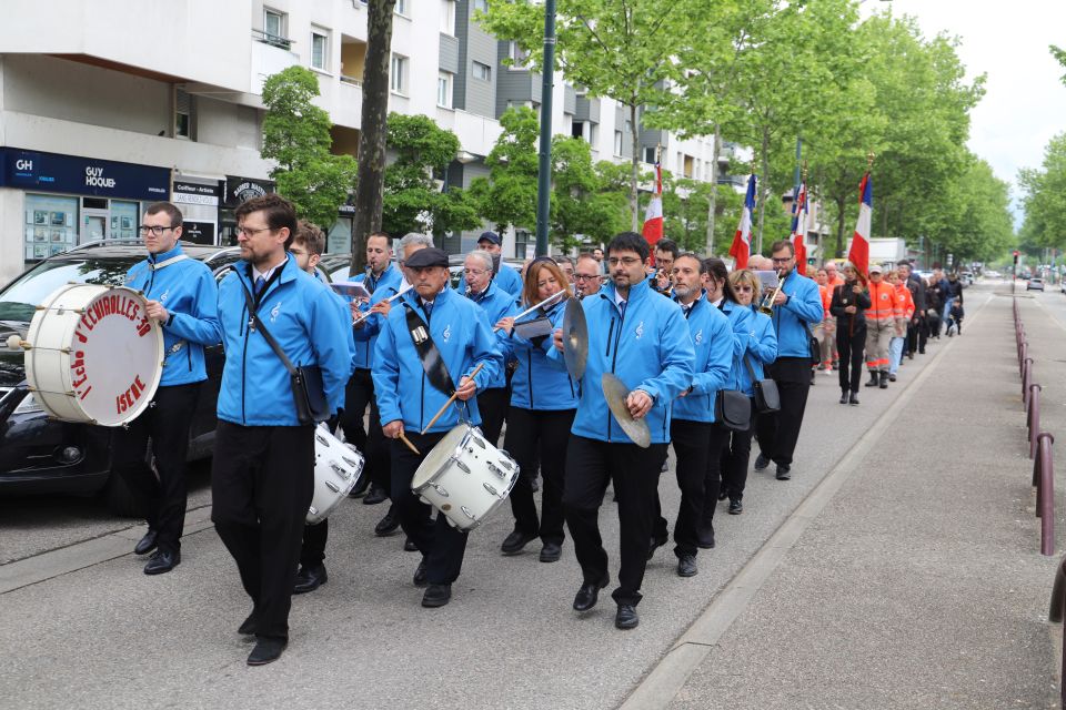 8-Mai-1945 : Sous le signe de la jeunesse et de la Paix Après le départ du défilé depuis le parvis de la mairie, le cortège a fait halte devant la plaque commémorative dédiée à Marius et Marcel Buisson, devant laquelle la maire Amandine Demore et le conseiller municipal de Grugliasco Dario Lorenzoni se sont recueillis.