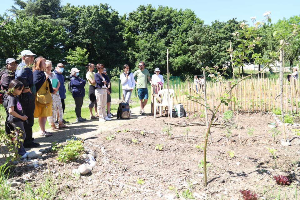 Les jardins, comme la mare écologique, constituent des supports pédagogiques importants pour les enfants en termes de découverte de la biodiversité et de la nature. 