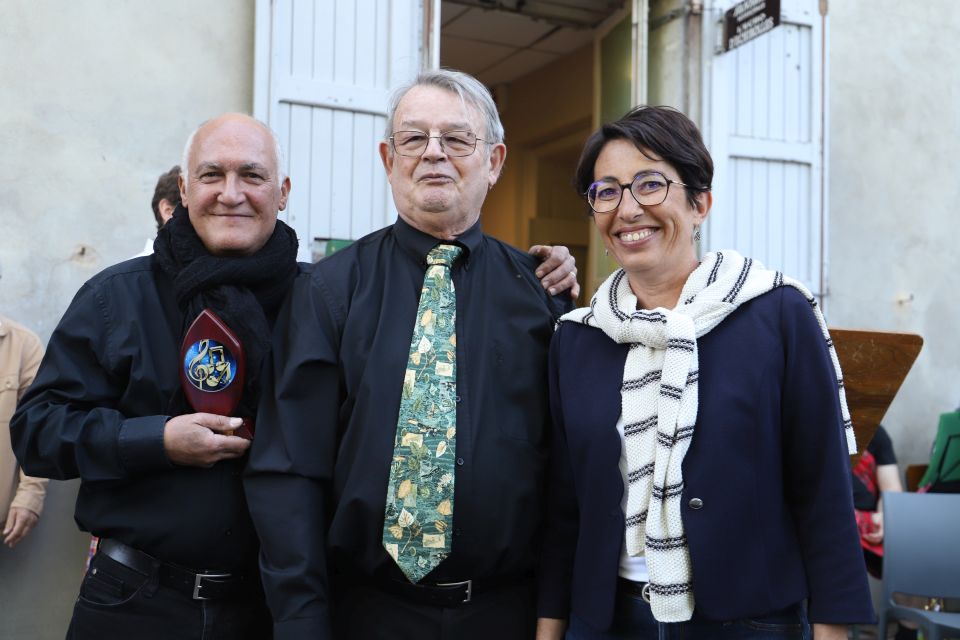 La maire Amandine Demore, ici aux côtés du président de l’Écho, Joseph Drogo, et de Daniel Voinçon (de gauche à droite), a remis un trophée anniversaire à l'ensemble musical échirollois. 