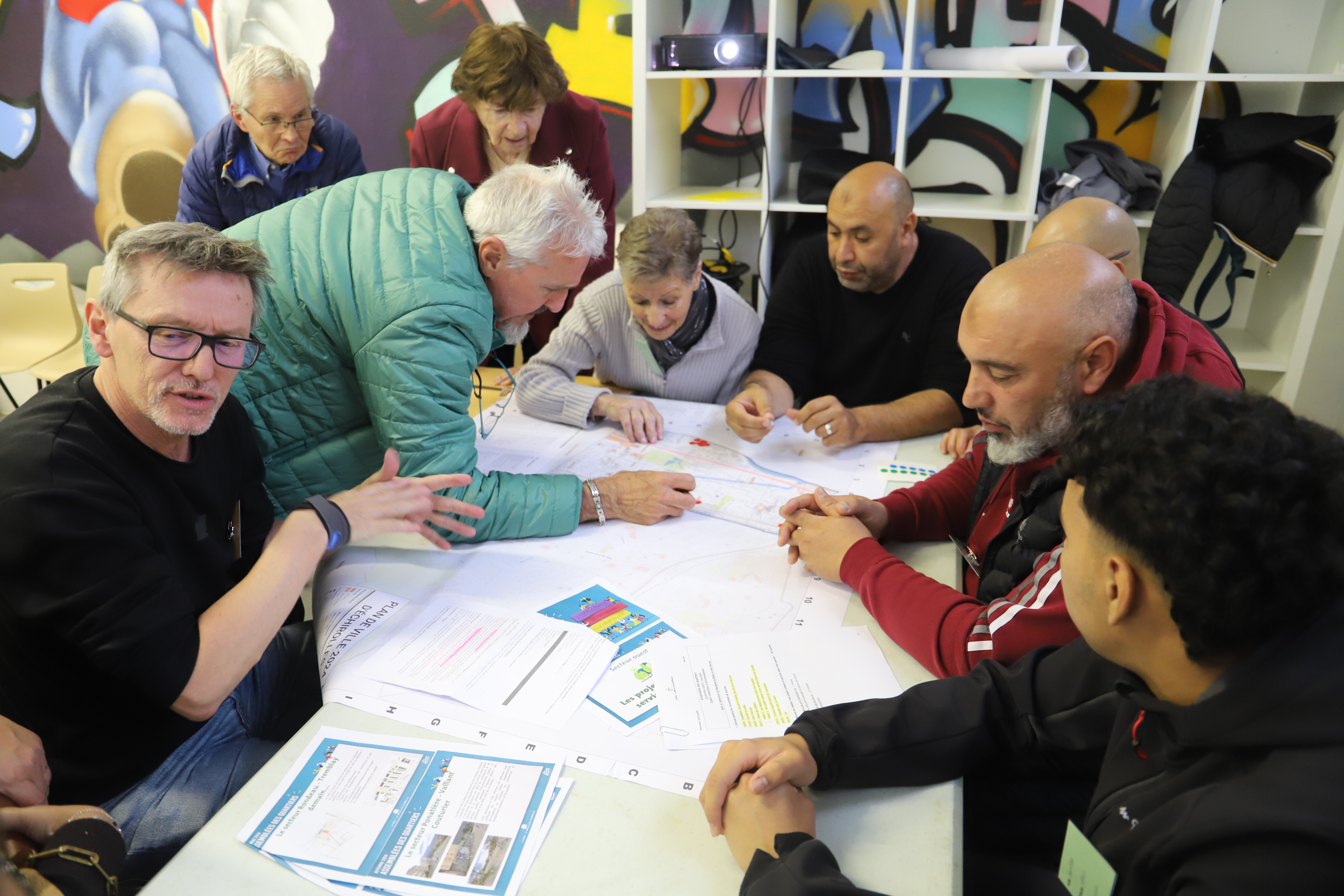 Comme souvent, l'atelier consacré aux nouveaux équipements et espaces publics a recueilli un beau succès, avec un grand nombre de participant-es particulièrement engagé-es, qui ont fait remonter leurs propositions. 