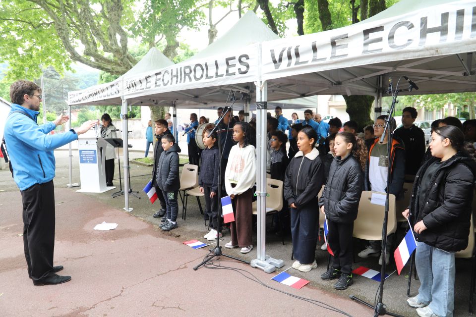 Les jeunes de l'atelier de lecture à voix haute de la Maison des Écrits ont lu des textes de Nelson Mandela et John Lennon, tandis que les élèves de l'élémentaire Marat ont chanté la Marseillaise, avant d'aller saluer les militaires, les portes-drapeaux, la Croix-rouge et la police municipale.