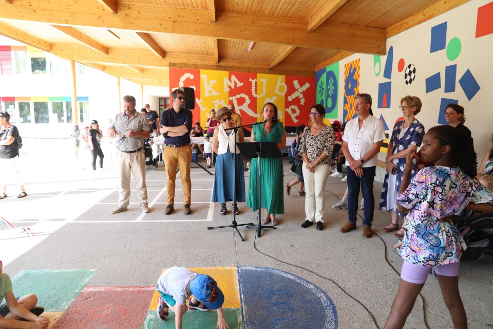 La directrice de l'école Valérie Marty, entourée, de gauche à droite, par le premier adjoint Pierre Labriet, le président du TRACé Aurélien Farge, de l'adjointe à l'éducation et la culture Jacqueline Madrennes, de la maire Amandine Demore, de l'adjoint Daniel Bessiron et de l'inspectrice de l’Éducation Nationale Béatrice Bossenec, a dit tout le bien de ce projet partagé.