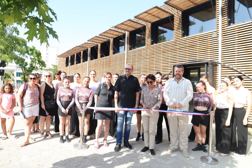 Le gymnase Marcel-David rénové, inauguré par la maire Amandine Demore entourée d'élus, d'habitants et d'usagers, était sous les feux de l'actualité, et des rayons du soleil, bien protégé et isolé par son nouveau bardage bois.