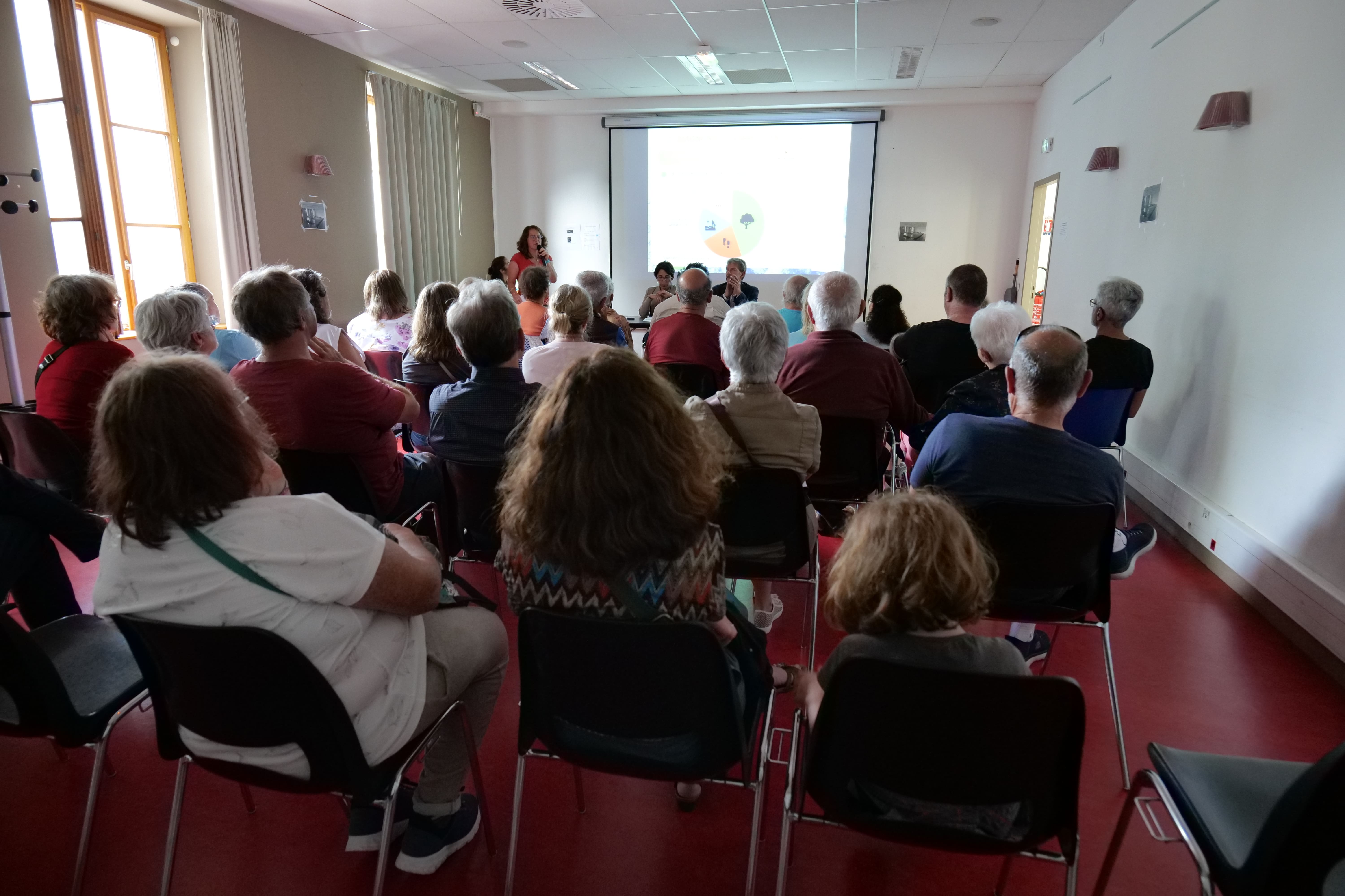 Lors de la réunion, les habitants ont pu poser leurs questions à la maire.