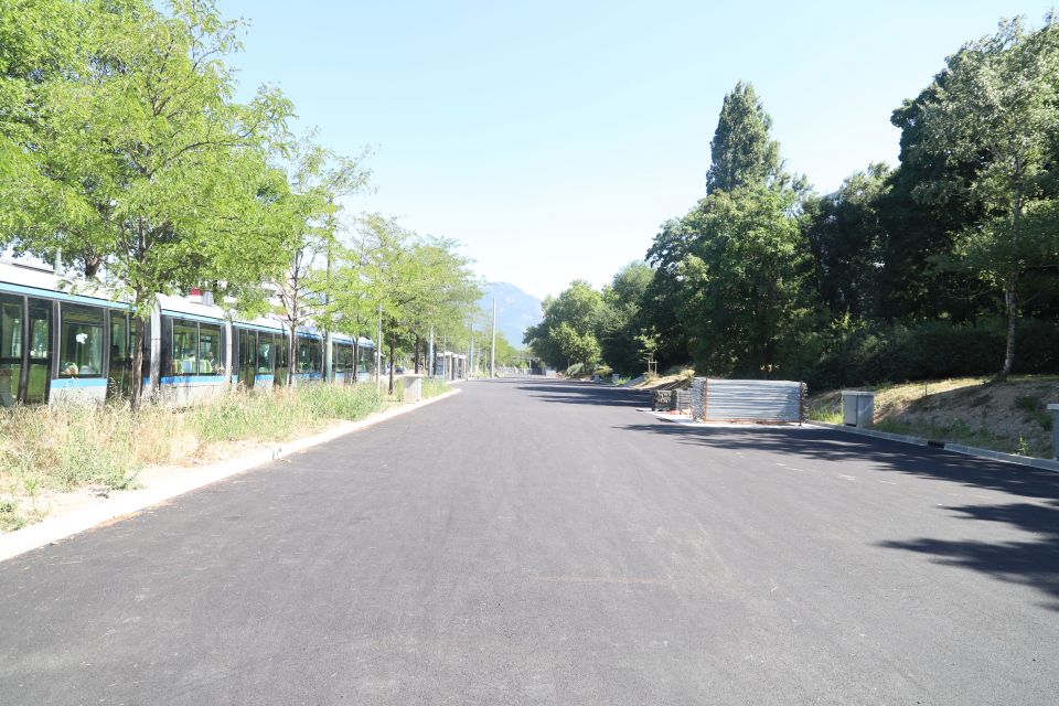 Les 180 mètres du mail qui accueillera le marché du vendredi à La Butte ont été entièrement goudronnés. Des marquages au sol et des aménagements supplémentaires seront réalisés afin de créer u espace ludique à son extrémité nord, et un parking d'une centaine de places les autres jours.