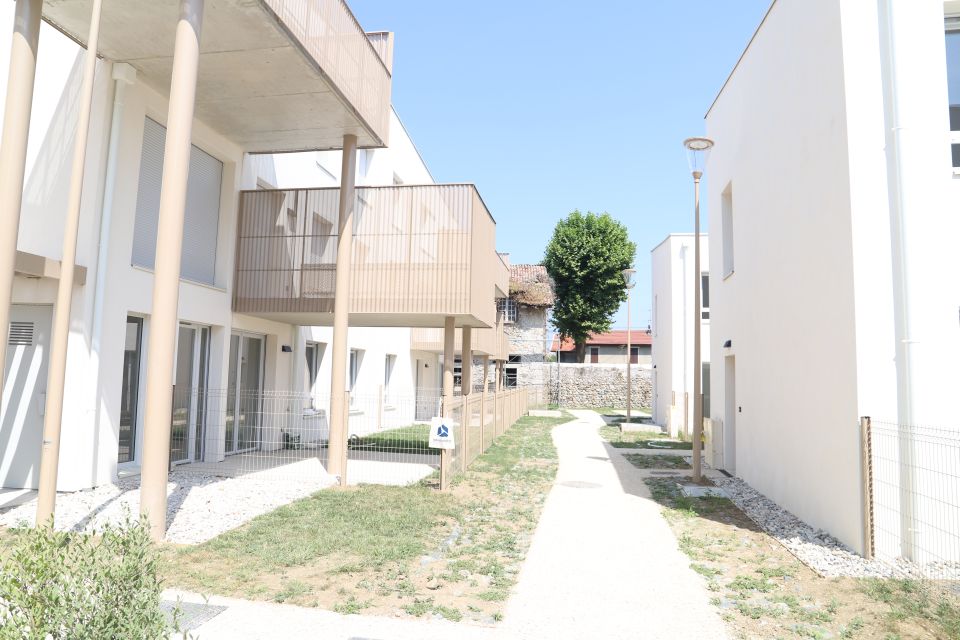 Clos Gaïa : Retour à la terre Composé de 30 logements, dont 24 en accession, Clos Gaïa est situé au cœur de la Frange Verte, dans un secteur verdoyant, à l'ambiance calme et au cadre de vie privilégié.