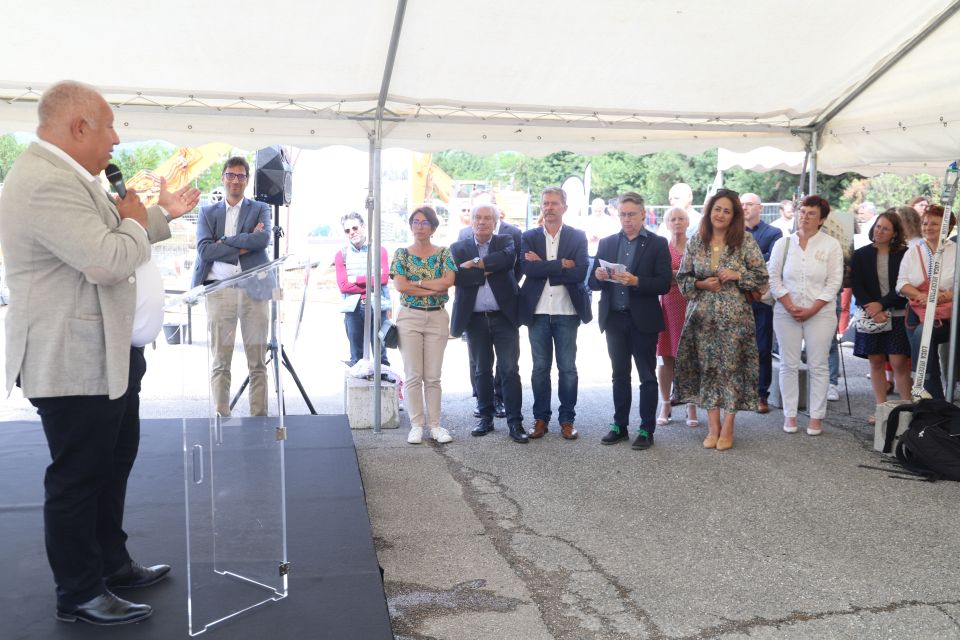 Projet Connexions : La ville se reconstruit L'ensemble des partenaires du projet ont dit leur plaisir de voir aboutir ce projet qui renouvelle la ville. Les grues devraient arriver sur le chantier en septembre, après la fin de la phase de démolition.