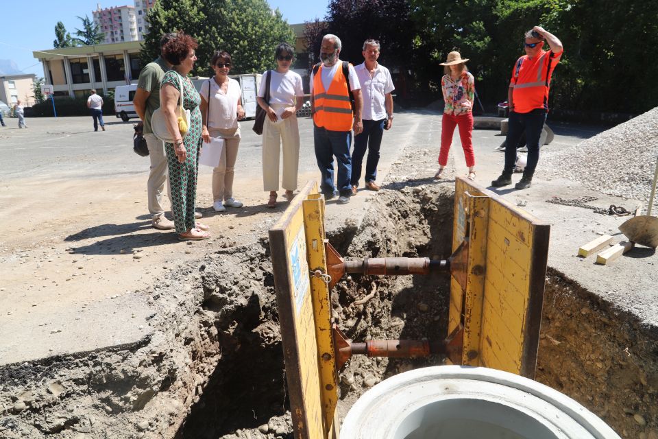 Les élu-es, la maire Amandine Demore en tête, ont pu constater sous la conduite des techniciens de la Ville et des entreprises mandatées pour les travaux la vétusté des réseaux, la nécessité de les remplacer... et l'ampleur des opérations !