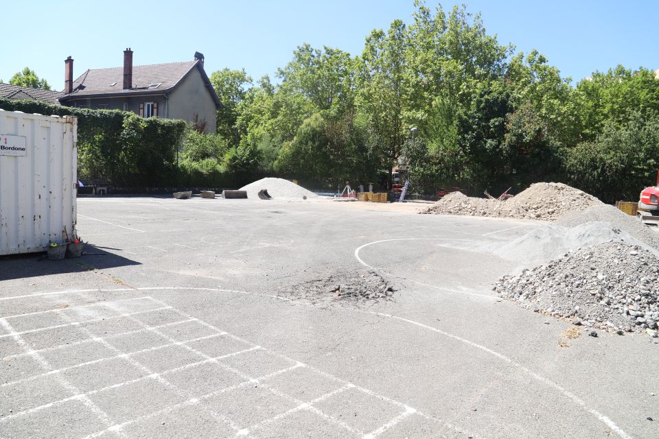 85 % de la surface de la cour de l'école Paul-Langevin sera débitumée et revégétalisée à l'été et à l'automne 2026, avec la création d'espaces calmes, ludiques ou sportifs propices au bien-être et à la découverte.