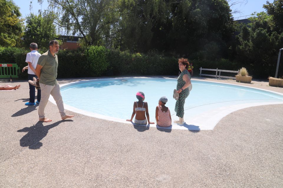 Les élu-es, ici Isabelle Gmira et Laurent Vanplin, ont "mouillé la chemise" pour vérifier la bonne réalisation des travaux de la pataugeoire. Verdict ? Testée et approuvée, comme par les enfants et les parents ! 