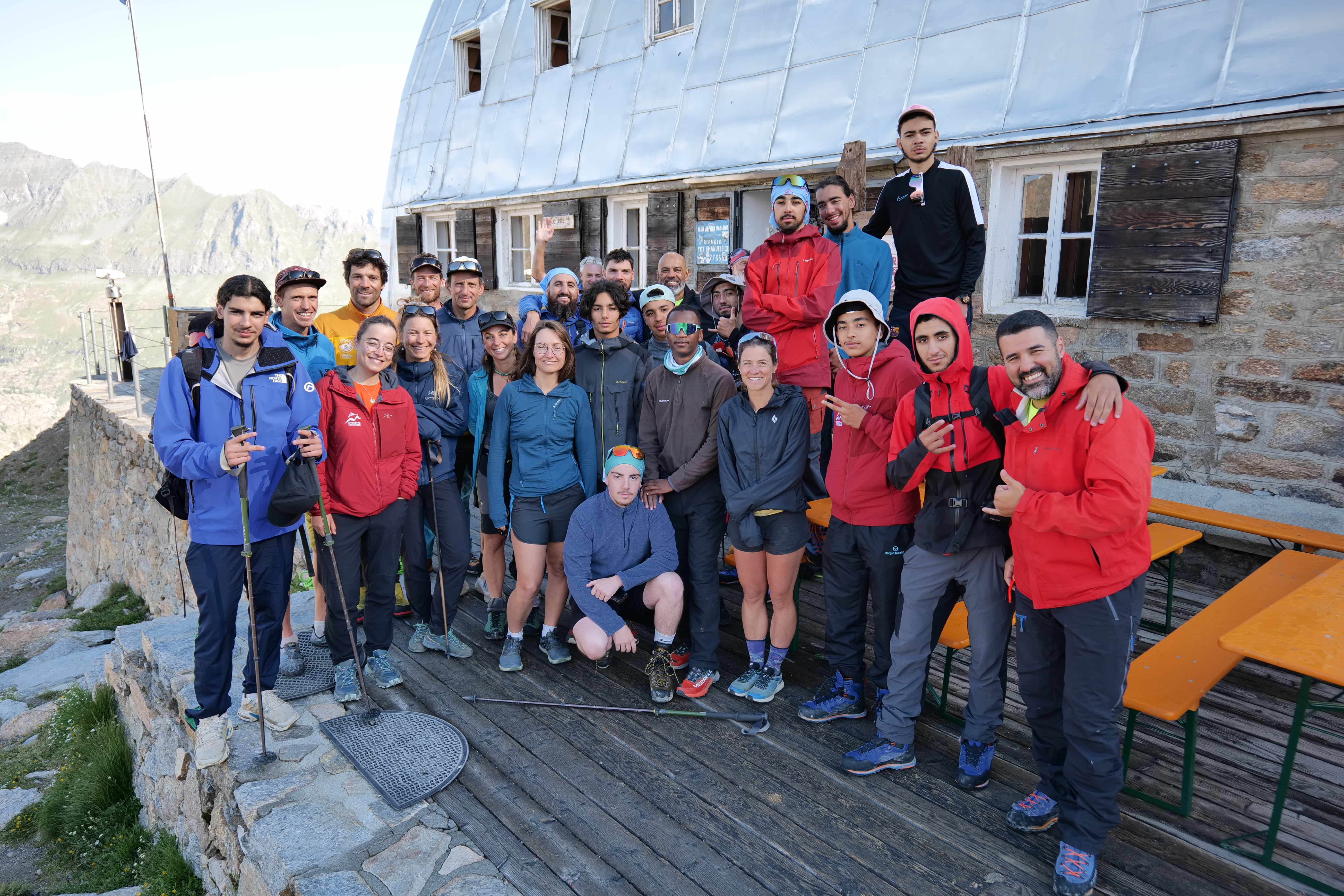 25 personnes pour former un groupe soudé, et heureux d'être arrivé au sommet.