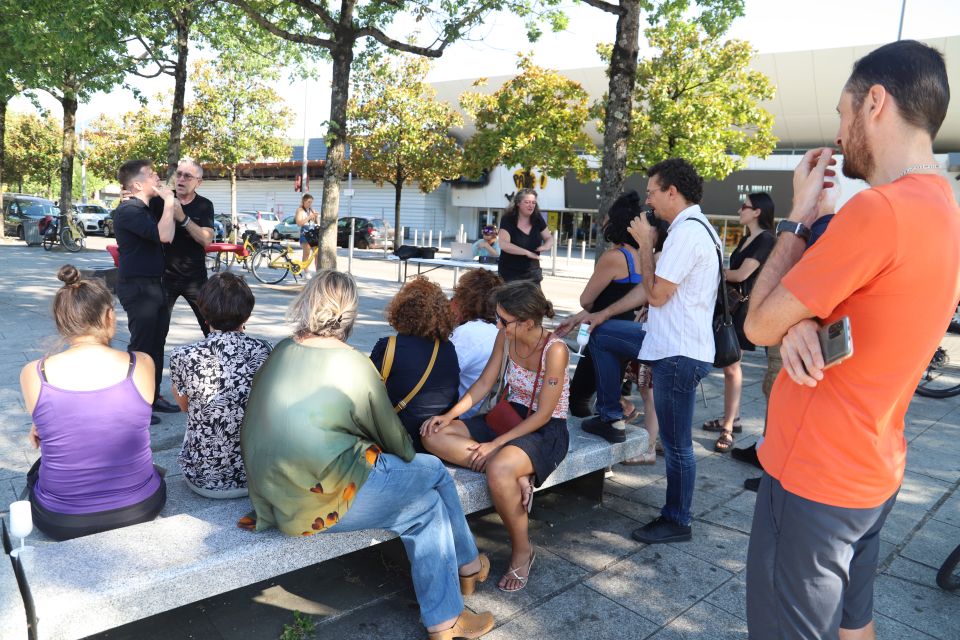 Égalité femmes-hommes : 20 ans de Maison Pour clôturer ce bel anniversaire, la Compagnie Imp'acte animait un cabaret d'improvisation interactif particulièrement réussi sur la place des Cinq-Fontaines, à l'ombre des arbres.