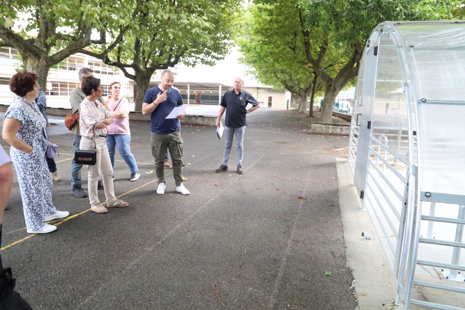 Chantiers d'été : Dernier tour avant la rentrée La salle de classe contenant de l'amiante au sol a été rénovée à l’élémentaire Joliot-Curie, où a été installé l'un des abris à vélos déployé depuis 2023 par la Ville pour répondre aux demandes des élèves, des parents et des équipes enseignantes.