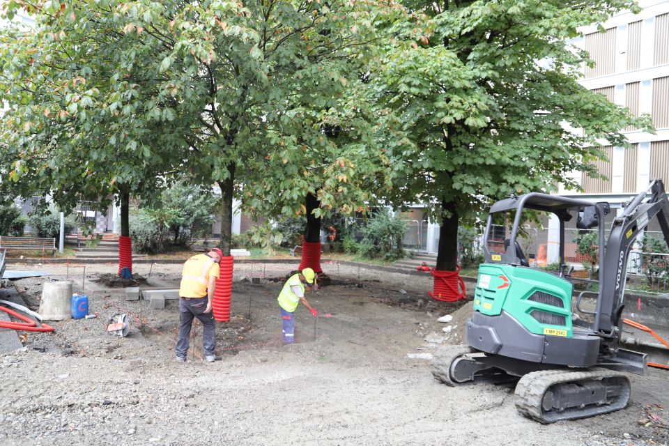 Chantiers d'été : Dernier tour avant la rentrée La réhabilitation des logements, montée par montée, a débuté à Saintonge, en attendant la démolition des bâtiments permettant d'ouvrir le quartier. A Ouessant, les ouvriers s'affairent également activement pour résidentialiser le site.