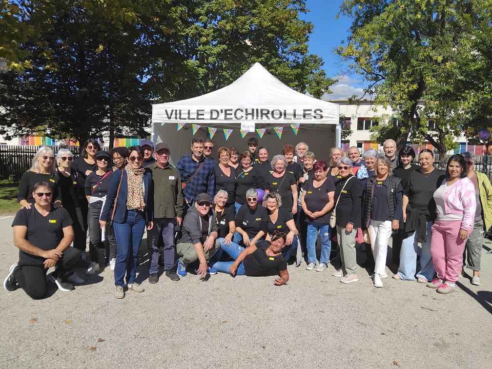 L'ambiance était résolument à la fête pour les membres de l'association, ici son président Mario Bellone, micro en mains, et l'ensemble des bénévoles dont l'engagement a été salué par la maire Amandine Demore et les élu-es présents. 